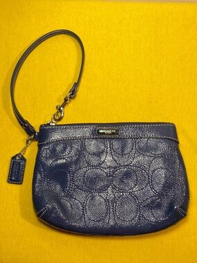 Coach Navy Signature Leather Wristlet w/hang tag